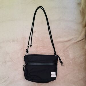 Lululemon clean lines crossbody bag black